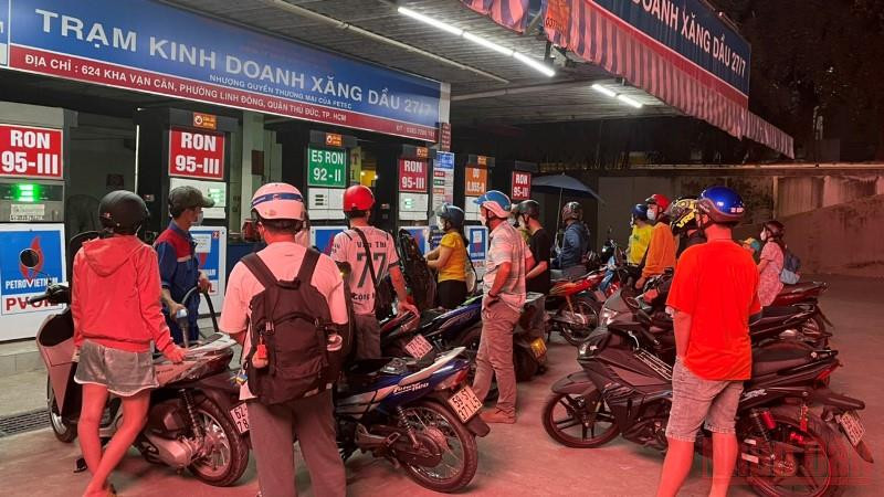 Người dân chờ đợi đổ xăng tại Trạm kinh doanh xăng dầu 27/7, đường Kha Vạn Cân, phường Linh Đông (thành phố Thủ Đức). Thành phố Hồ Chí Minh: Người dân đổ dồn ra cửa hàng đổ xăng trước giờ tăng giá -0