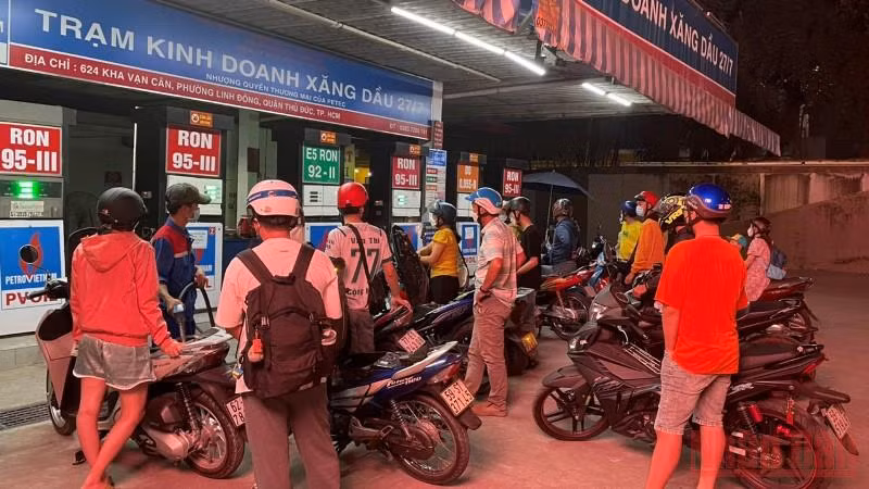 Thành phố Hồ Chí Minh: Người dân đổ dồn ra cửa hàng đổ xăng trước giờ tăng giá -0