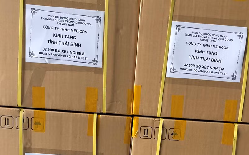 Một số vật tư y tế phục vụ xét nghiệm Covid-19 do Công ty trách nhiệm hữu hạn MEDICON trao tặng cho Sở Y tế tỉnh Thái Bình.