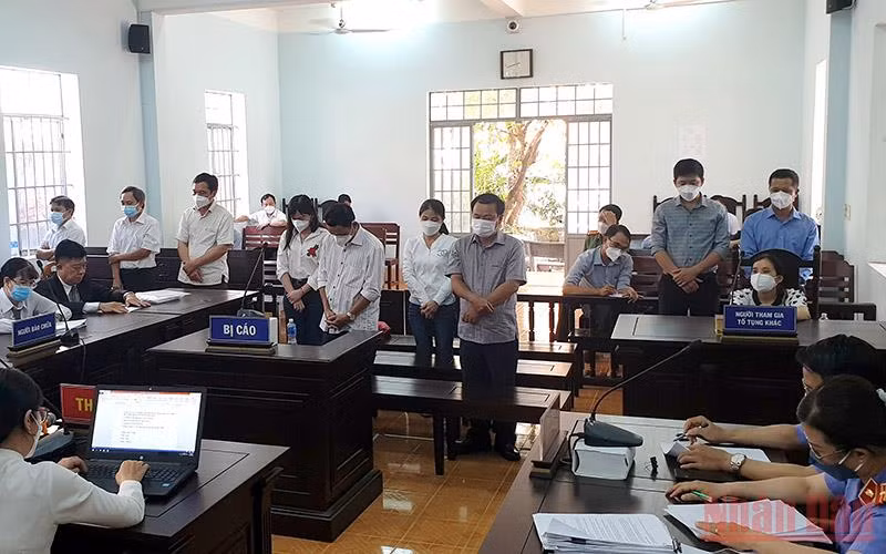 Các bị cáo tại phiên tòa xét xử. 