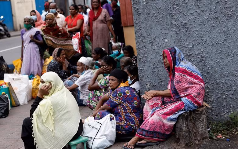 Người dân Sri Lanka xếp hàng dài mua dầu hỏa để nấu ăn trong bối cảnh khan hiếm nhiên liệu. (Ảnh: Reuters)