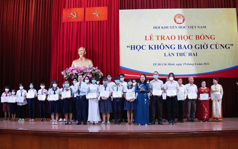 Phó Chủ tịch nước Võ Thị Ánh Xuân trao học bổng “Học không bao giờ cùng” lần thứ hai tại Thành phố Hồ Chí Minh.