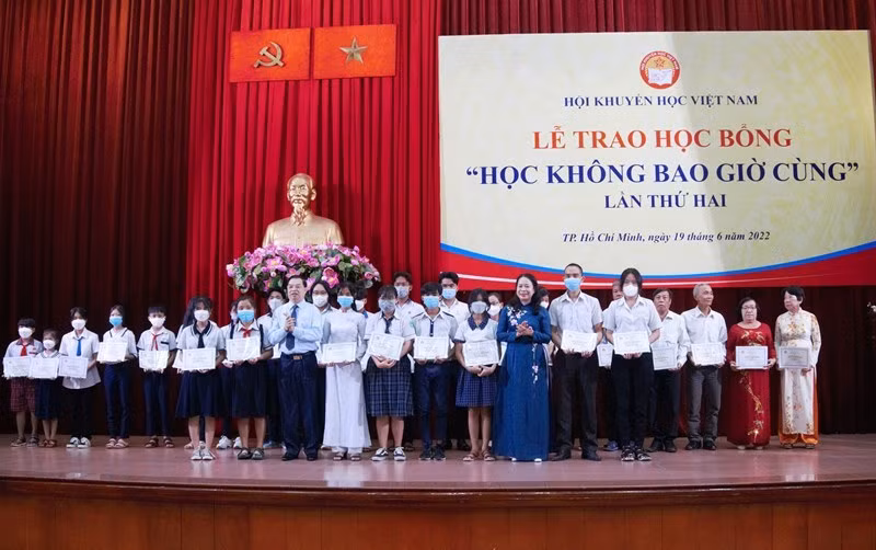 Phó Chủ tịch nước Võ Thị Ánh Xuân trao học bổng “Học không bao giờ cùng” lần thứ hai tại Thành phố Hồ Chí Minh.