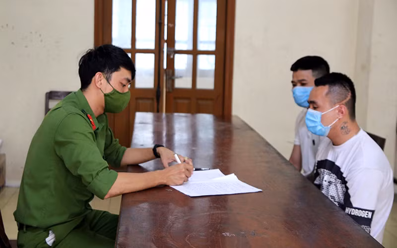 Cơ quan Cảnh sát điều tra Công an thành phố Ninh Bình (tỉnh Ninh Bình) lấy lời khai của các đối tượng trộm cắp thiết bị, phụ tùng ô-tô trên địa bàn. (Ảnh TRẦN DŨNG)