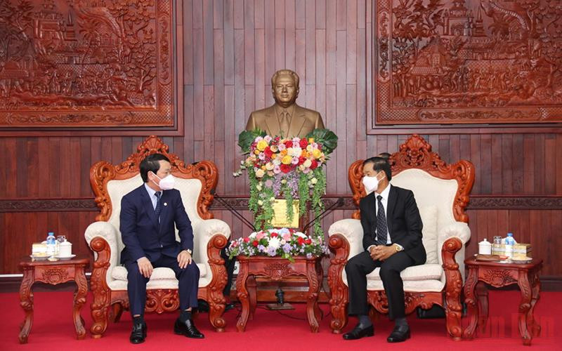 Đồng chí Sinlavong Khoutphaythoune (phải) tiếp Bộ trưởng, Chủ nhiệm Ủy ban Dân tộc Hầu A Lềnh (Ảnh: Xuân Sơn).