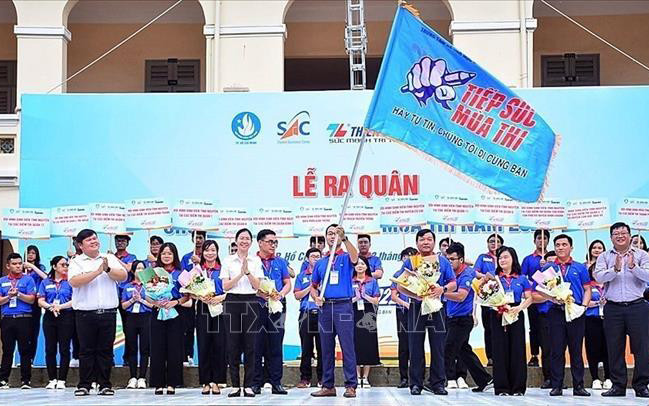 Ban Tổ chức thực hiện nghi thức trao cờ lệnh và tuyên bố xuất quân. (Ảnh: TTXVN)