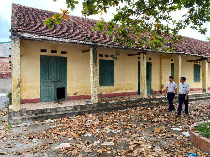 Nhiều dãy phòng học ở Trường tiểu học Kim Đồng, thị trấn Yên Ninh, xuống cấp trầm trọng. img-2172.jpg -0
