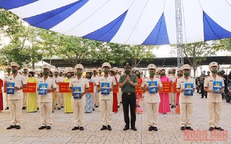 Lãnh đạo Công an Thành phố Hồ Chí Minh giao nhiệm vụ cho các cán bộ, chiến sĩ chính quy tăng cường về xã.