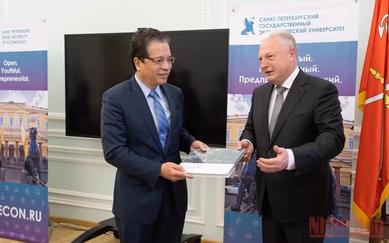 Đại sứ Đặng Minh Khôi và Hiệu trưởng Igor Maksimtsev.