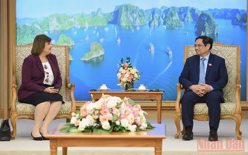 Thủ tướng Phạm Minh Chính tiếp Đại sứ Ai Cập tại Việt Nam Amal Abdel Kader Elmorsi Salama. 