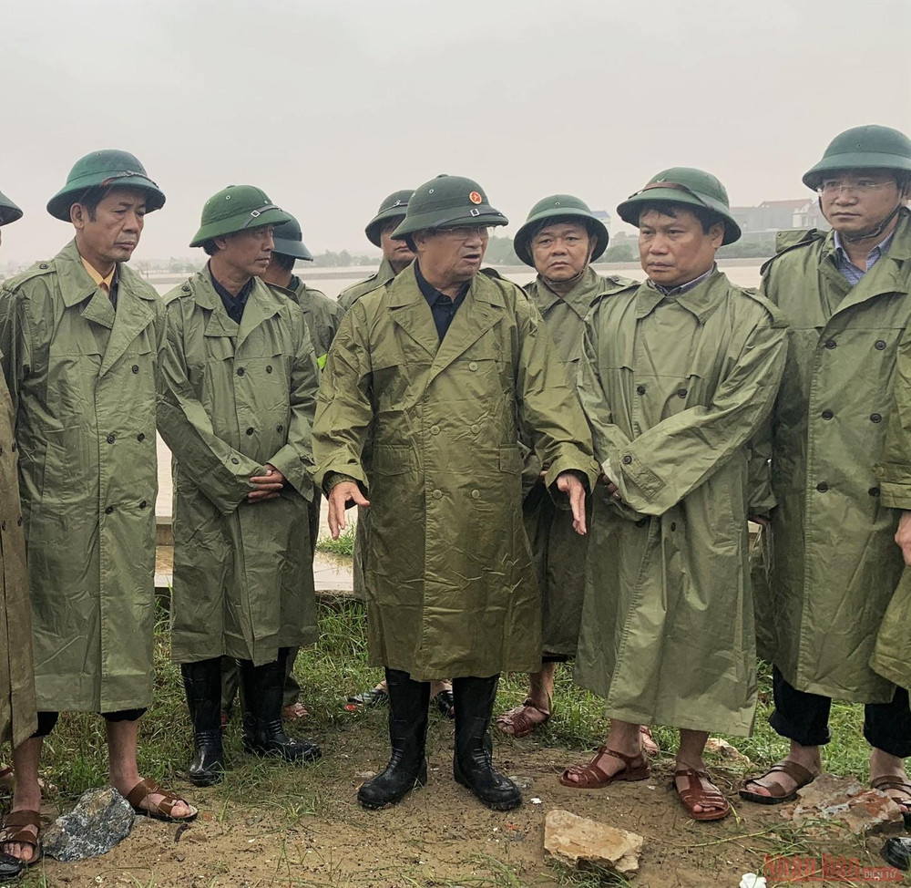 Phó Thủ tướng Trịnh Đình Dũng kiểm tra công tác ứng phó lũ lụt tại Quảng Bình. Phó Thủ tướng Trịnh Đình Dũng thăm, động viên người dân vùng lũ Quảng Bình -0