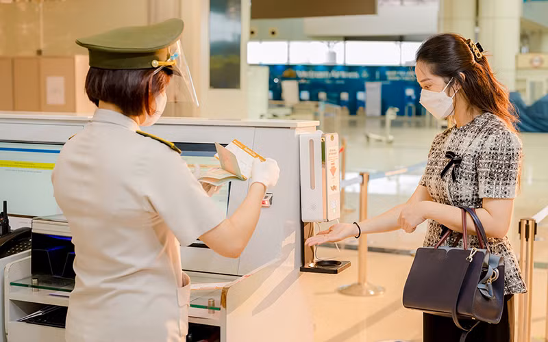 Hành khách thực hiện 5K tại sân bay Nội Bài (Hà Nội). 