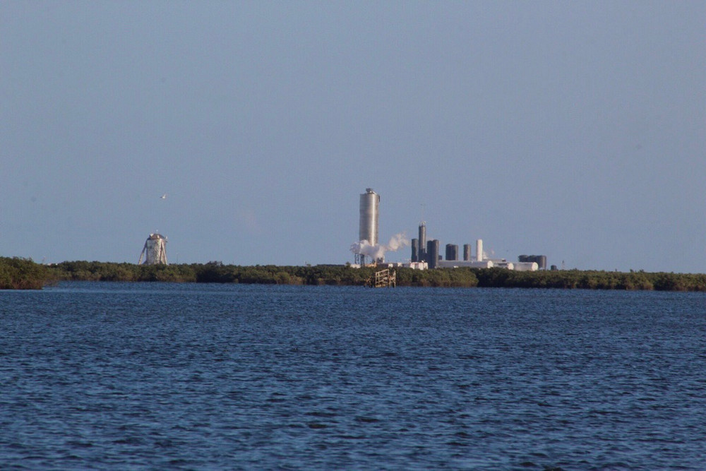 Starship SN5 trông như một chiếc phích khổng lồ sáng bóng. Ảnh: Austin Barnard qua Twitter. SpaceX phóng thử thành công nguyên mẫu Starship đưa người lên sao Hỏa -0