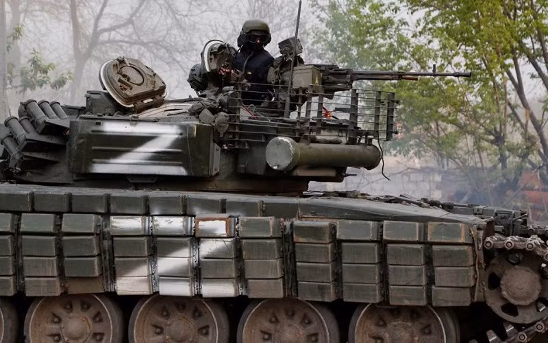 Xe tăng của lực lượng Nga gần nhà máy thép Azovstal ở thành phố cảng Mariupol, phía nam Ukraine, ngày 5/5/2022. (Ảnh: Reuters)