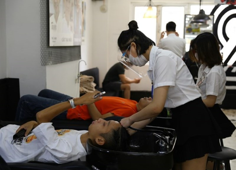 Một cửa hàng cắt tóc, gội đầu trên phố Lạc Trung đông khách trong ngày mở cửa trở lại. Hà Nội: Dịch vụ cắt tóc, gội đầu hút khách ngày đầu mở cửa lại -0