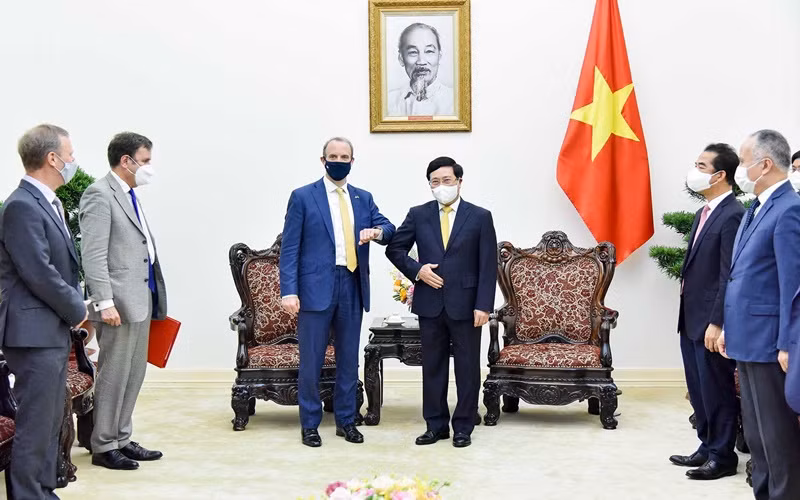 Phó Thủ tướng Phạm Bình Minh tiếp Bộ trưởng thứ nhất, Bộ trưởng Ngoại giao và Phát triển Anh Dominic Raab. (Ảnh: Báo Thế giới và Việt Nam)