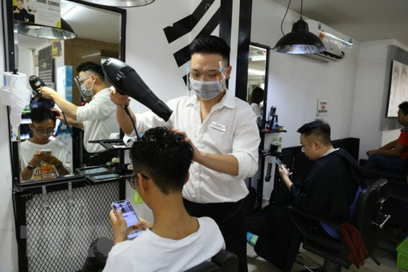 Một cửa hàng cắt tóc, gội đầu trên phố Lạc Trung đông khách trong ngày mở cửa trở lại. Hà Nội: Dịch vụ cắt tóc, gội đầu hút khách ngày đầu mở cửa lại -0