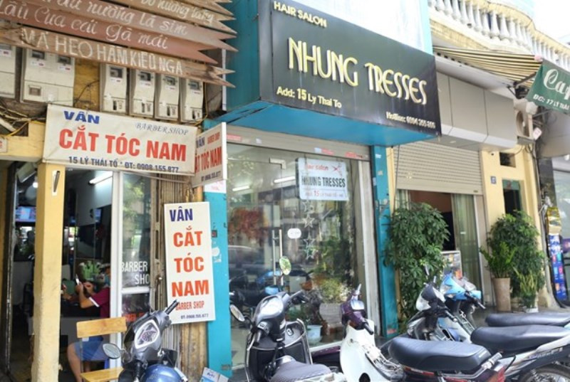 Các hàng cắt tóc phố Lý Thái Tổ đã mở cửa từ sáng sớm 22-6. Hà Nội: Dịch vụ cắt tóc, gội đầu hút khách ngày đầu mở cửa lại -0