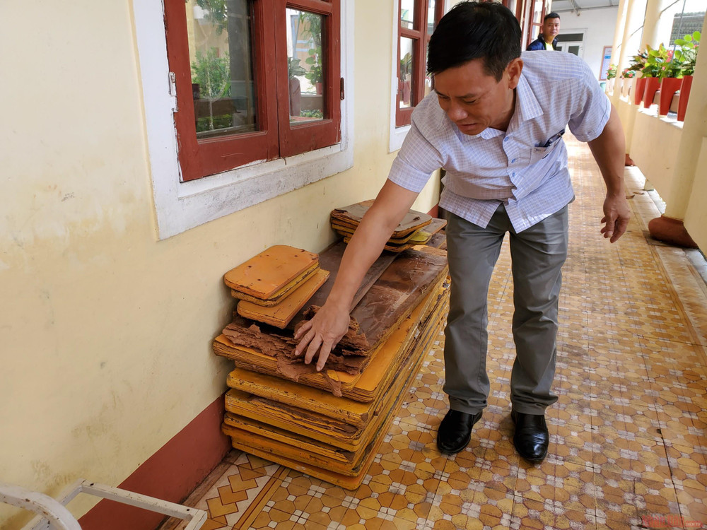 Bàn ghế làm từ gỗ ép nên bong tróc sau khi ngập nước, không thể tiếp tục sử dụng. Hà Tĩnh chủ động khắc phục thiệt hại bão lũ -0