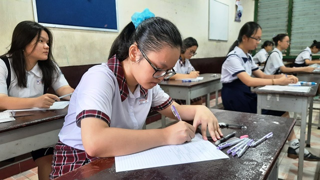 Thí sinh ghi thông tin vào giấy thi. Hơn 82 nghìn thí sinh tại TP Hồ Chí Minh bước vào kỳ thi lớp 10 -0