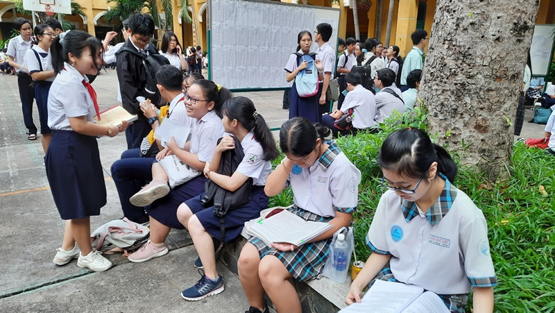 Thí sinh tranh thủ ôn bài trước khi vào phòng thi. TP Hồ Chí Minh: Không có thí sinh vi phạm quy chế thi trong ngày thi đầu tiên vào lớp 10 -0