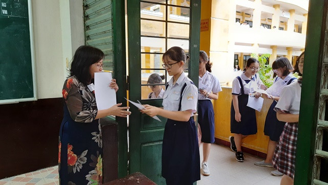 Các thí sinh làm thủ tục vào phòng thi. Hơn 82 nghìn thí sinh tại TP Hồ Chí Minh bước vào kỳ thi lớp 10 -0