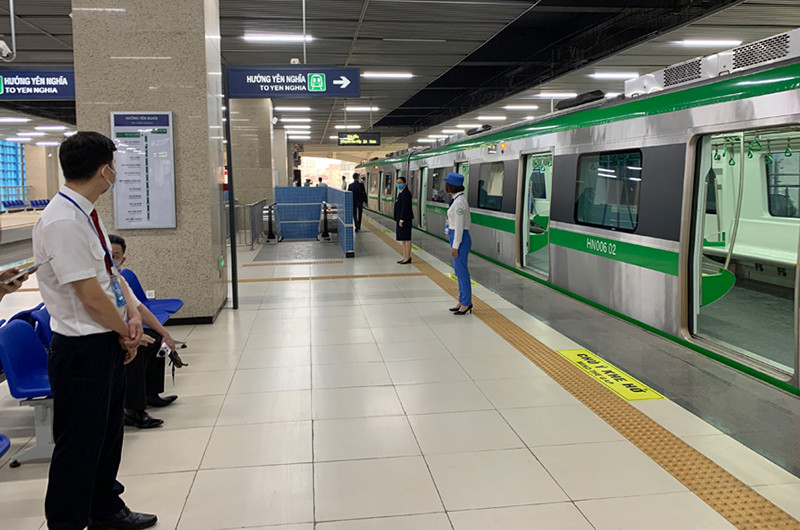 Tàu điện đỗ tại ga Cát Linh.