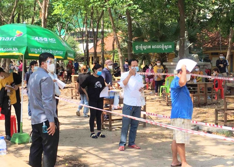 Một trường học tại Phnom Penh tạm sử dụng làm nơi tiêm vaccine phòng Covid-19.