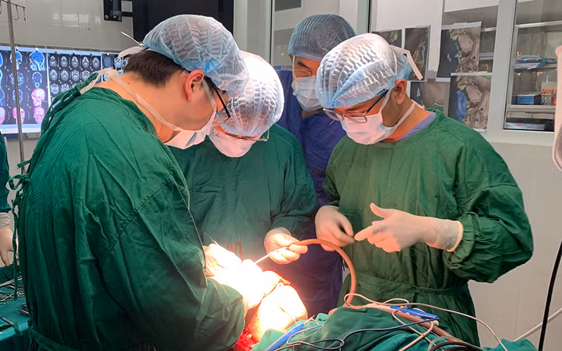 Các bác sĩ can thiệp cho bệnh nhân.