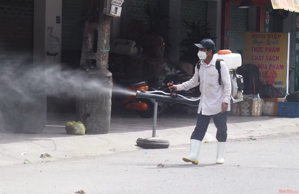 Phun khử trùng khu vực chợ Vinh.