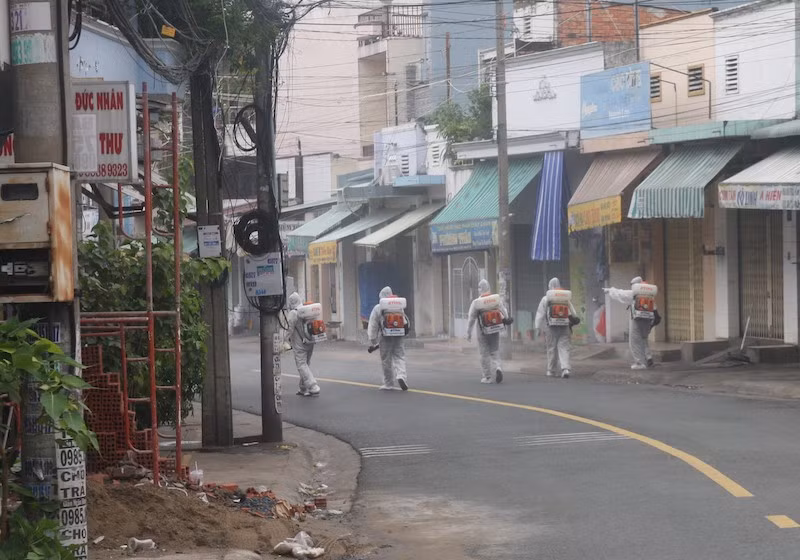 Nhân viên y tế phun khử trùng khu vực gần phòng khám bác sĩ N. 