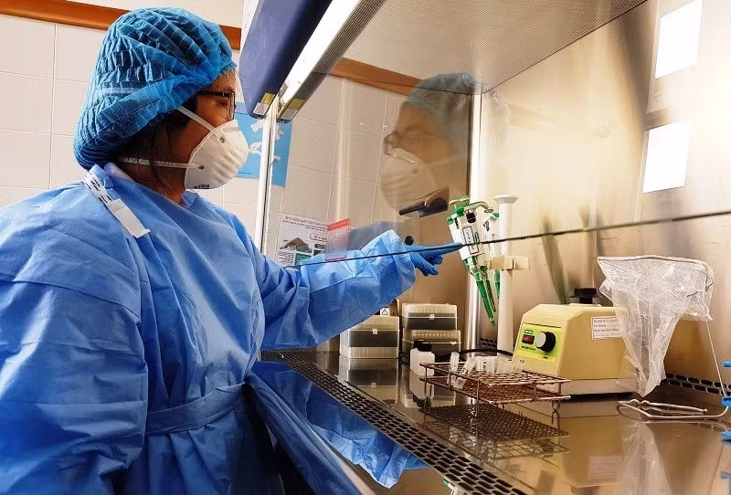 Tiến hành xét nghiệm PCR tại Bệnh viện T.Ư Huế.