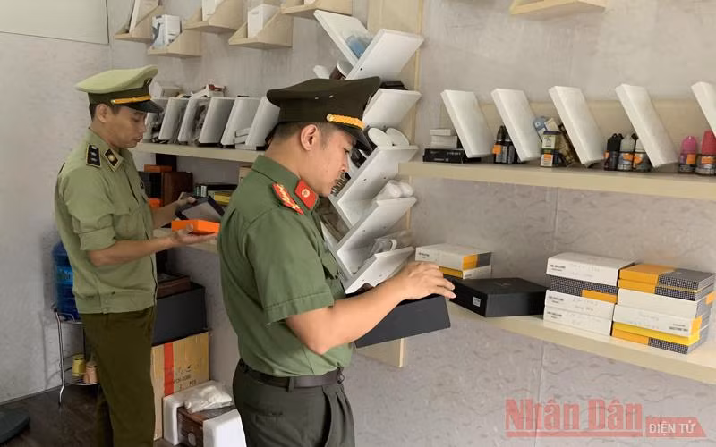 Lực lượng quản lý thị trường tích cực kiểm tra, xử lý vi phạm trên nền tảng thương mại điện tử.