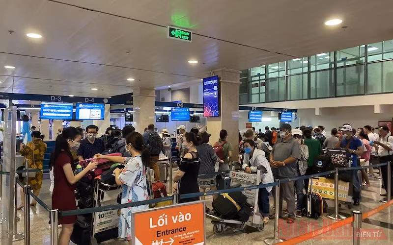 Hành khách chờ làm thủ tục tại Sân bay quốc tế Tân Sơn Nhất, TP Hồ Chí Minh.
