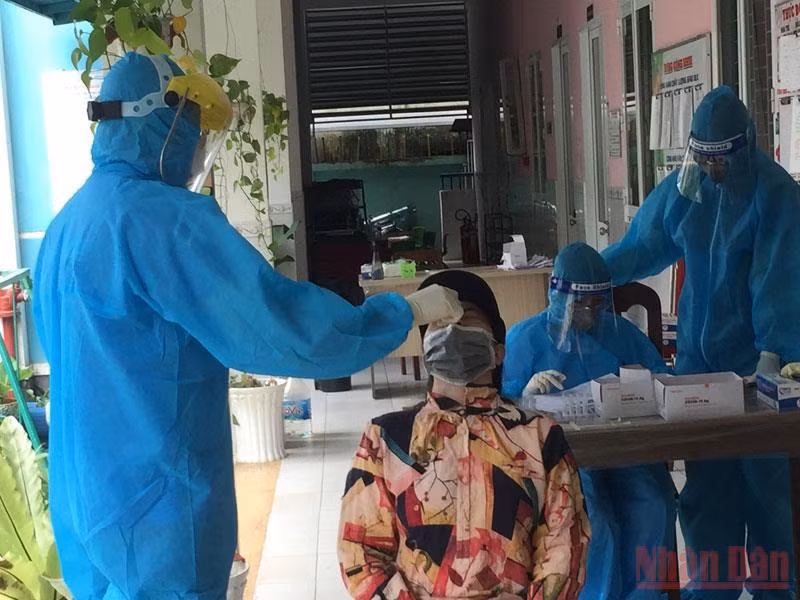 Lấy mẫu xét nghiệm Covid-19 cho người dân phường An Bình, quận Ninh Kiều, TP Cần Thơ.