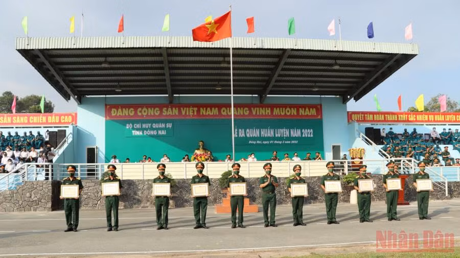 Trao tặng danh hiệu Đơn vị vững mạnh toàn diện “mẫu mực, tiêu biểu” của Tư lệnh Quân khu 7 cho 10 đơn vị.