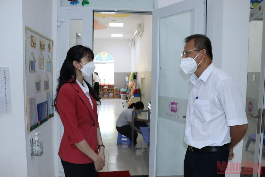 Lãnh đạo Sở Giáo dục và Đào tạo Đồng Nai kiểm tra công tác phòng, chống dịch tại một trường mầm non trên địa bàn thành phố Biên Hòa. Đồng Nai tăng cường phòng, chống dịch trong trường học -0