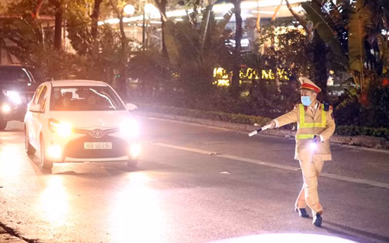 Tổ công tác Y6/141 dừng xe kiểm tra các phương tiện có biểu hiện vi phạm trật tự an toàn giao thông tại phố Giảng Võ-Cát Linh. (Ảnh: Phạm Kiên/TTXVN)