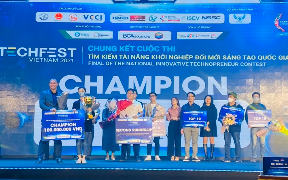 Đội Otrafy Inc giành giải Quán quân TECHFEST 2021. 