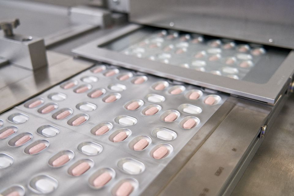 Paxlovid, thuốc viên điều trị Covid-19 do Pfizer sản xuất tại Ascoli, Italia. Ảnh: Reuters.