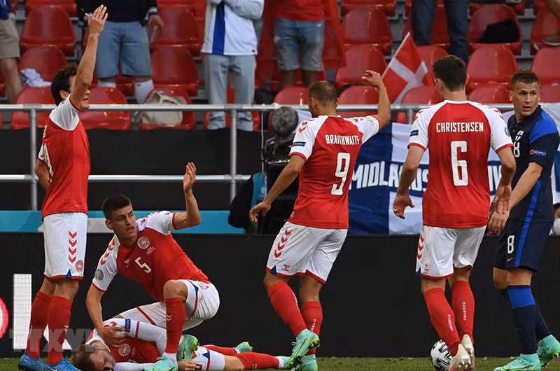 Eriksen nằm bất tỉnh trên sân. (Ảnh: AFP/TTXVN)