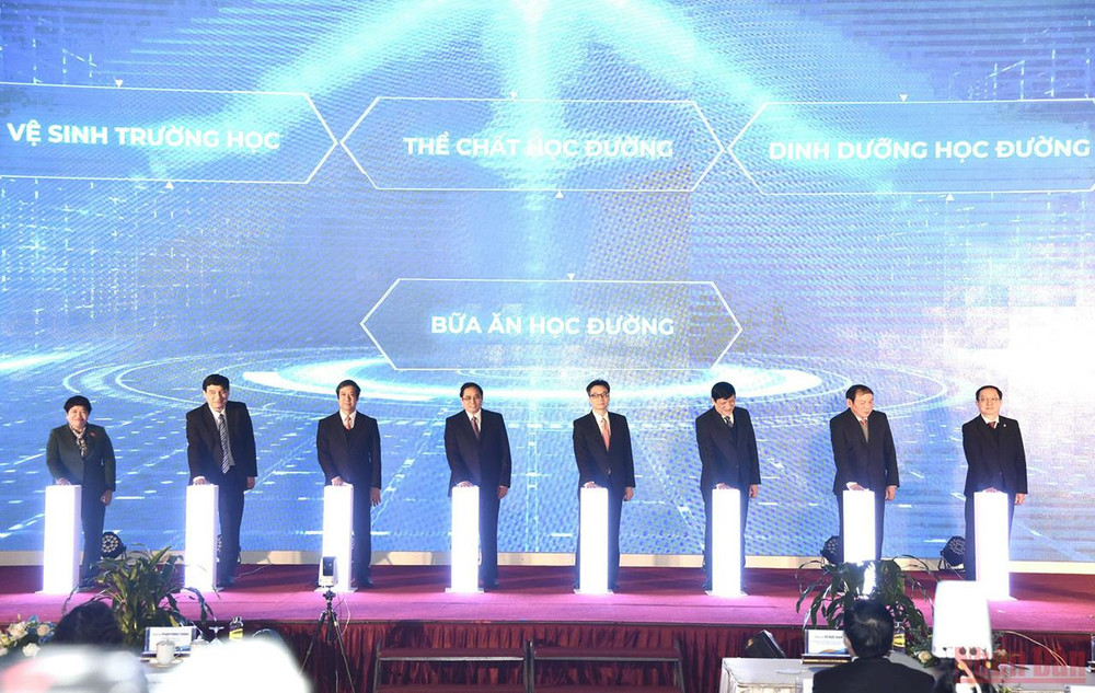 Thủ tướng Phạm Minh Chính và các đồng chí lãnh đạo thực hiện nghi thức Công bố Chương trình Sức khỏe học đường. (Ảnh: TRẦN HẢI) Thay đổi mạnh mẽ việc bảo vệ, chăm sóc, nâng cao sức khỏe học đường -0