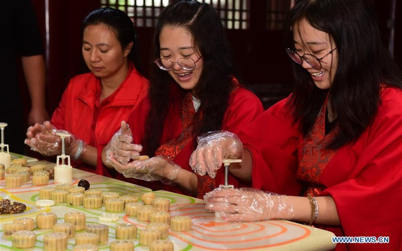 Niềm vui làm bánh Trung thu của người dân tỉnh Hà Bắc, Trung Quốc. (Ảnh: Tân Hoa xã) Châu Á thận trọng đón Trung thu -0