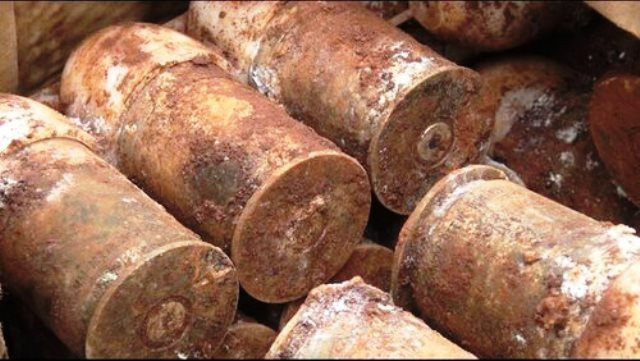 Trong lúc đào móng xây hầm nước thải, người dân phát hiện 60 quả đạn cối M79. Phát hiện nhiều vật liệu nổ trong lòng đất -0