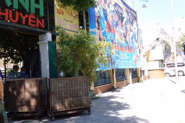 Bốn cá thể gấu cuối cùng của Rạp xiếc Trung ương đã được chuyển và sẵn sàng lên xe về Trung tâm Cứu hộ gấu Việt Nam ngày 15-6.