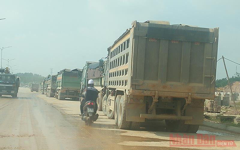 Thời gian dài vừa qua, từng đoàn xe tải lớn vận chuyển đất từ KCN Sông Công 2 đi bán. Rầm rộ bán vật liệu san lấp ở Khu Công nghiệp Sông Công 2 -0