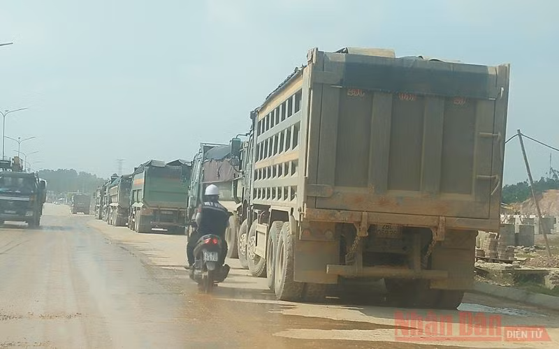 Rầm rộ bán vật liệu san lấp ở Khu Công nghiệp Sông Công 2 -0