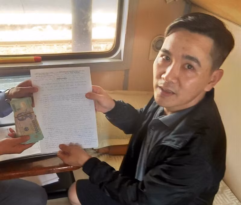 Tổ tàu SE22 trả lại hành khách 100 triệu đồng bỏ quên -0