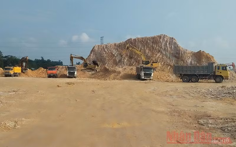 Nhiều đồi, núi được san ủi trong quá trình xây dựng KCN Sông Công 2.