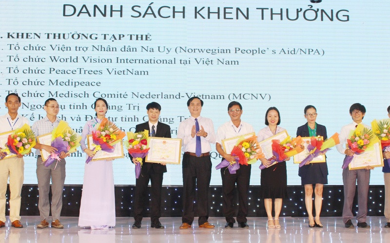 Phó Bí thư Tỉnh ủy, Chủ tịch UBND tỉnh Quảng Trị Võ Văn Hưng tặng Bằng khen cho các tập thể có thành tích xuất sắc trong công tác vận động viện trợ NGO, giai đoạn 2014-2019. Cam kết thỏa thuận tài trợ không hoàn lại 51,8 triệu USD cho Quảng Trị -0
